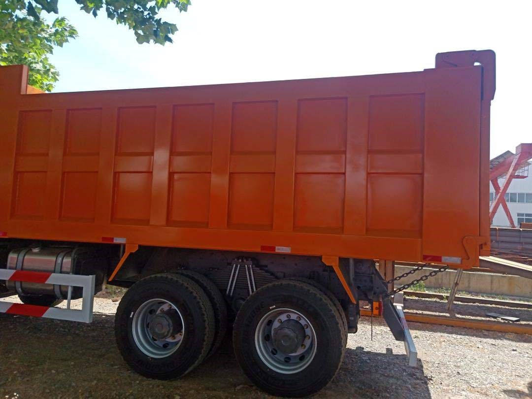 Camion benne MEGATRAM